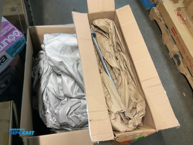 Lot 2-18335 - Seablazers boat cover (tan) and 12V boat light (USCG-2NM)