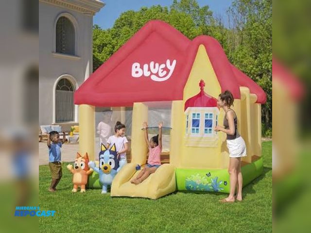 Lot 2-27334 - Bluey Mega bouncy house with slide, 2 minute inflation time, over 9FT tall