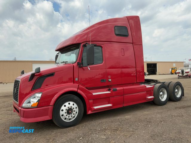 Lot 2-11015 - 2015 Volvo VNL Semi Truck