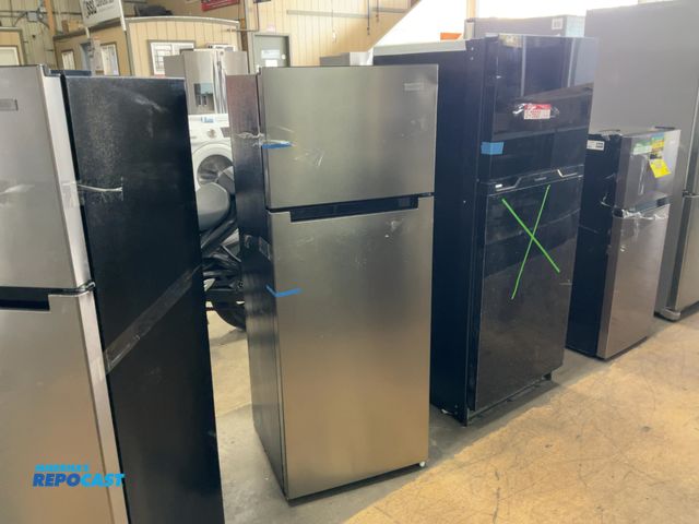Lot 2-62912 - vissani 7.2 cu. ft. top freezer small fridge