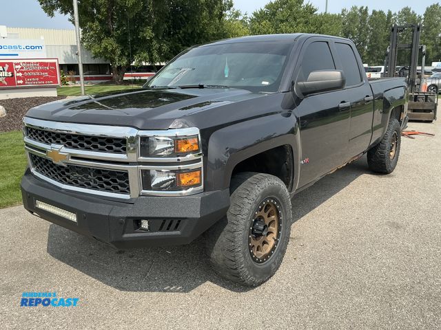 Lot 2-40601 - 2015 Chevrolet Silverado 1500 Work Truck Double Cab Standard Box Pickup Truck 4x4
