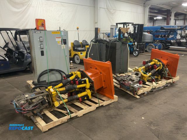 Lot 2-33001 - Lot of (2) 2012 Fanuc F-200iB Robots with Centerline/RoMan Spot Welder Heads, Comes with (2) Fanuc R...