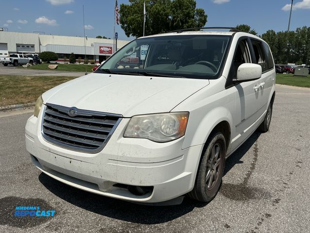 Lot 2-95911 - 2010 Chrysler Town &amp; Country Touring Mini Van FWD