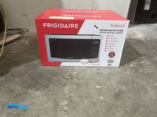 Lot 2-59008 - New Scratch & Dent Frigidaire ready cook Microwave Oven 1.1 cubic feet 1000 watts of power 8 auto co...