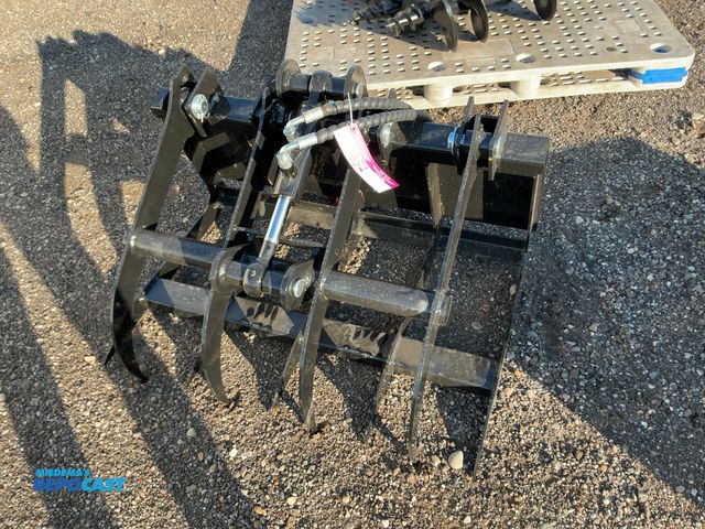 Lot 2-21854 - New SDLANCH 37" Grapple Mini Skid Steer Attachment, Single Hydraulic Grapple Arm, Has Hydraulic Hose...