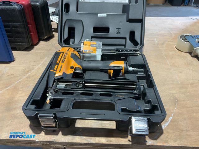 Lot 2-15286 - BOSTITCH  Smart Point 2-1/2-in 16 -Gauge Pneumatic Straight Finish Nailer Model #BTFP71917