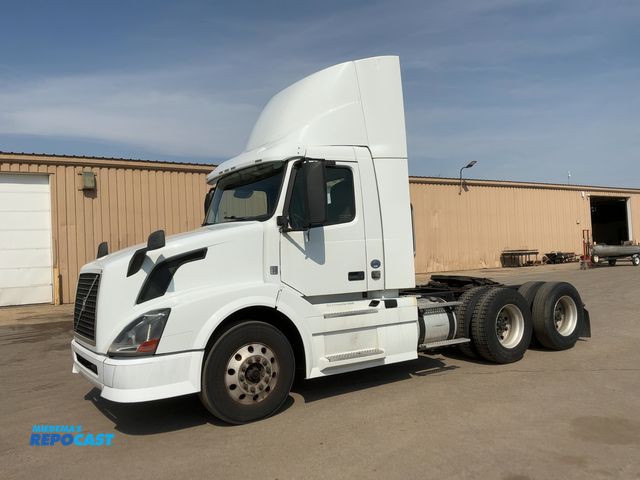 Lot 2-11017 - 2015 Volvo VNL 6x2 Day Cab Semi Truck