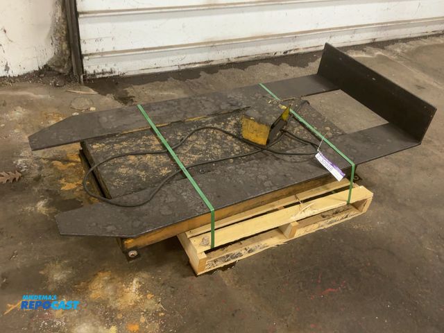 Lot 2-30966 - Econo Lift Electric Lift Table, Foot Pedal Control Switch, 3 phase, 32"x67", Works