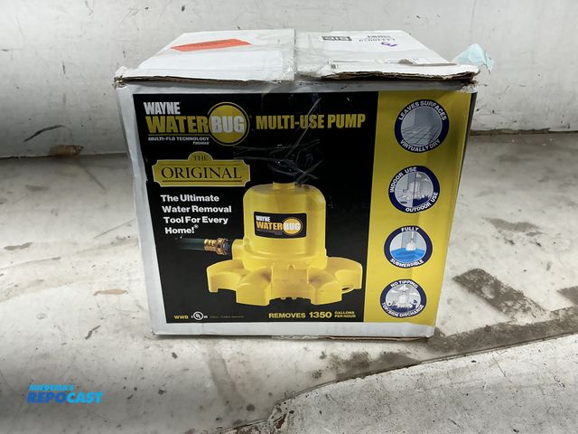 Lot 2-33711 - wayne water bug utility pump removes 1350 gal/hour connects to 3/4” garden hose 1/16” removal depth