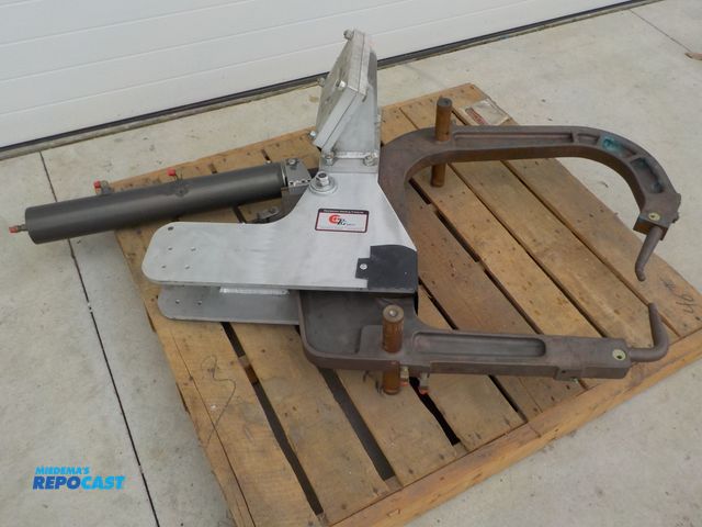 Lot 2-33518 - Large Copper TG System Spot Welding Arm, New, 23'' Opening Claw, 1 3/4'' Copper Thickness, Cylinder ...