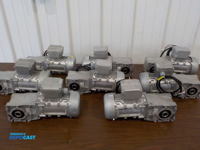 Lot 2-30289 - (8) Traman Korea motor/gear box. Model G500-B45. 1/2 HP motor. 3 Phase power. Hex drive unit.