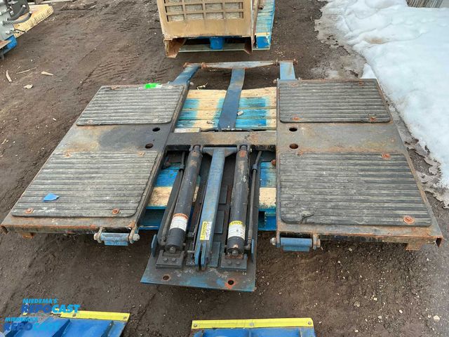 Lot 2-92332 - Automotive Challenger Lift model #SRM10