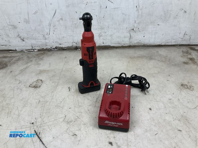 Lot 2-93346 - Snap-On CTR714A 1/4” Ratchet and a Snap-On CTC772 Battery Charger