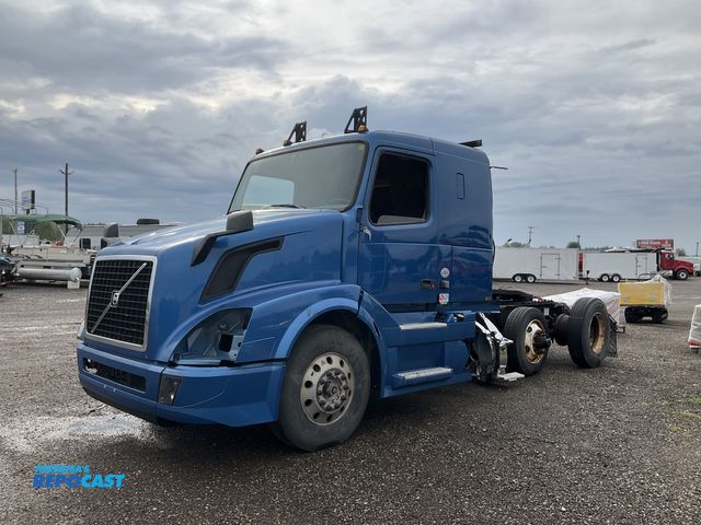 Lot 2-11422 - 2018 Volvo VN Series 6x2 Semi Truck