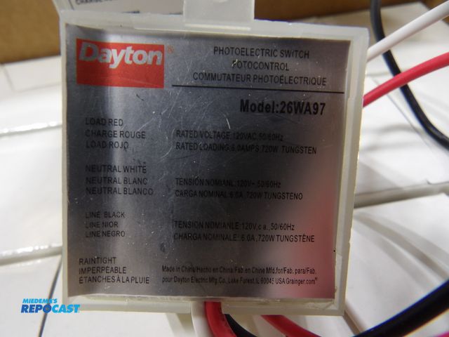 Lot 2-51003 - lot of 46 new dayton photocontrol, turn-locking photocell mounting, 120v ac, 720 max wattage, 6 A ba...