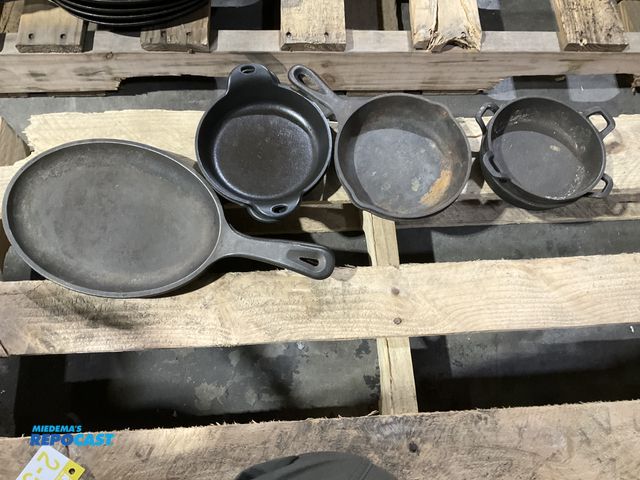 Lot 2-55072 - Lot of cast iron cookware includes (2) Lodge 9” oval skillets with handle, (2) Lodge 6” round skille...