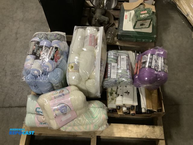 Lot 2-35042 - Lot of multiple various colored sewing yarn and decorative calendars