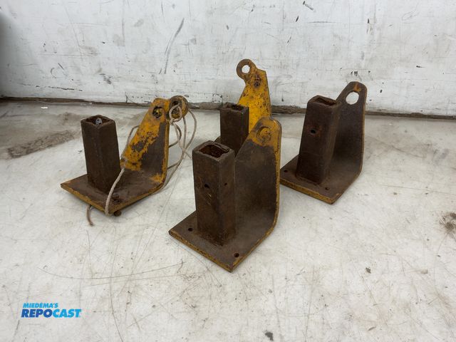 Lot 2-19440 - 4 Truck camper metal tie downs