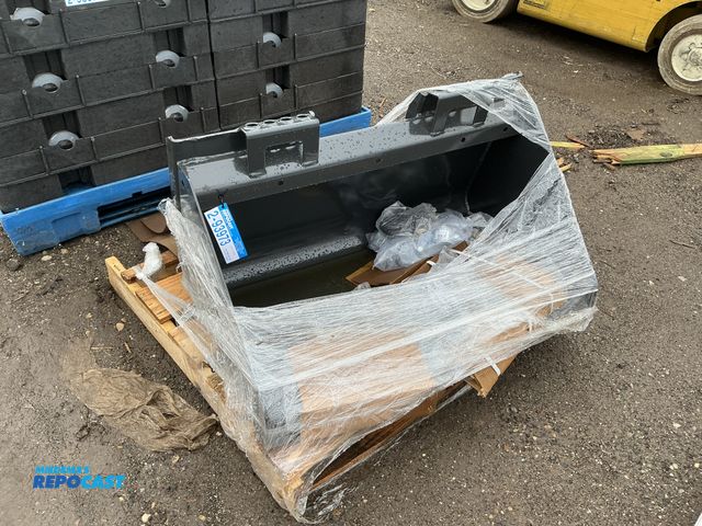 Lot 2-93973 - Bobcat 7117432 Bucket Dirt 36” Quick Attach