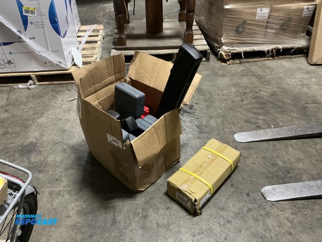 Lot 2-74970 - Knape and Vogt DY47022917LRSM 17IN SNAP-ON SVC SLIDE KIT-Z 8-05288ALRMS 8-05288ALRMS, and (8) plasti...