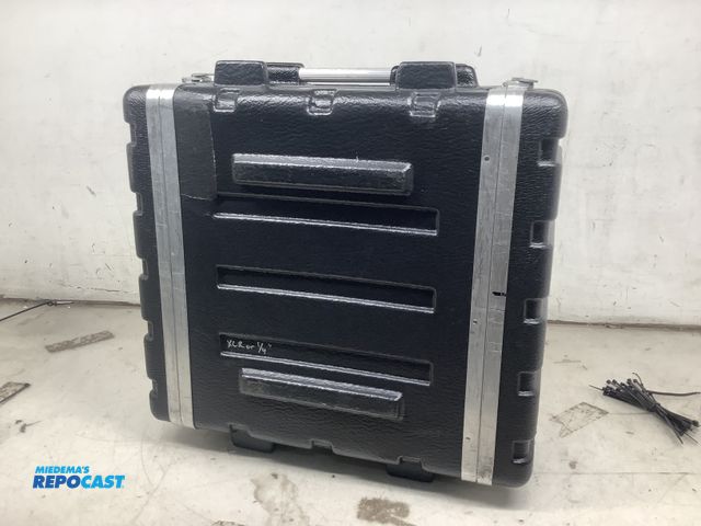 Lot 2-24391 - QSC amplifier model 900, with case