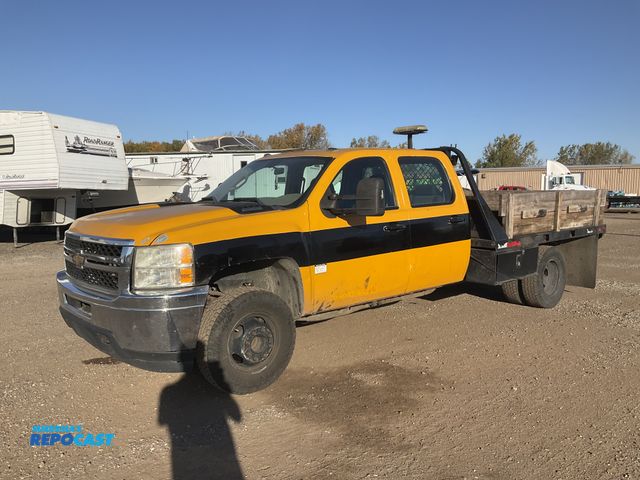 Lot 2-41951 - 2011 Chevrolet Silverado Crew Cab Flatbed Pickup Truck RWD