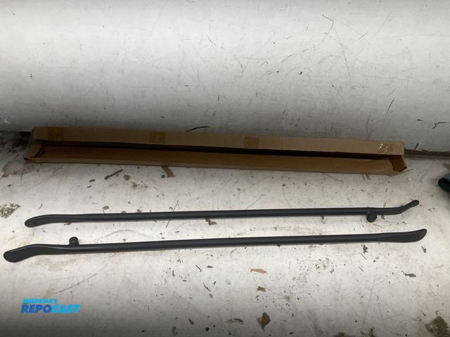 Lot 2-65723 - (1) Brand new Vichtop 2-piece Tire bar manual tire changer.