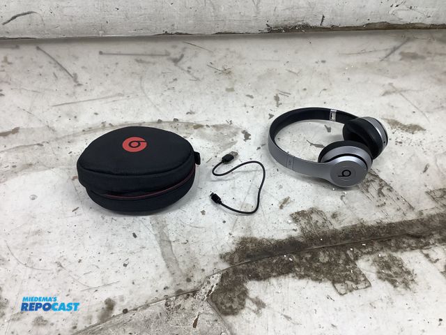 Lot 2-99143 - Beats  MUHT2LL/A Wireless satin silver Apple headphones