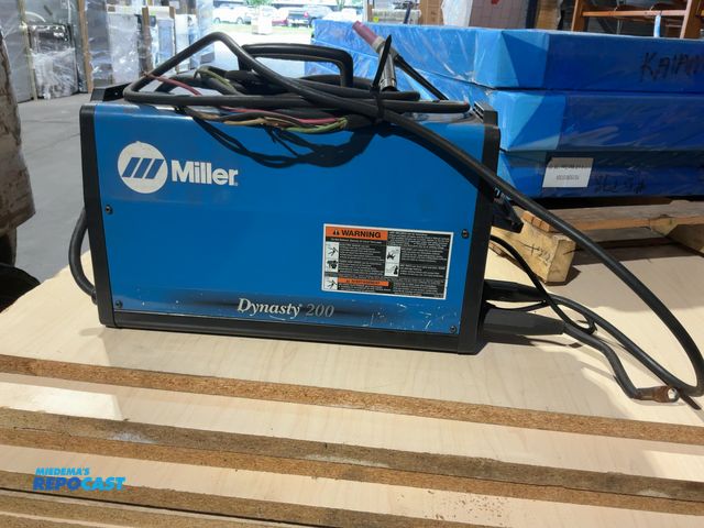 Lot 2-22607 - Miller Dynasty 200 portable AC/DC TIG and Stick inverter welder