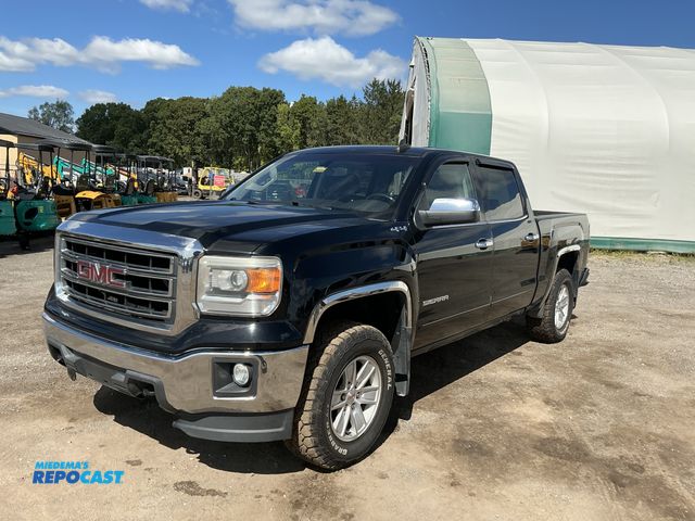 Lot 2-30174 - 2015 GMC Sierra 1500 SLE Crew Cab 4WD Crew Cab Standard Box Pickup Truck 4x4