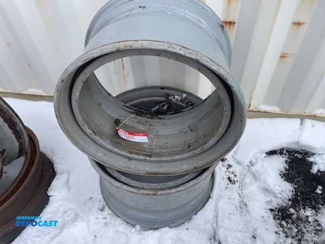 Lot 2-72671 - 2 Refurbished 22.5 Dayton rims.