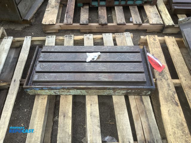 Lot 2-35961 - Cast-iron t-slotted table