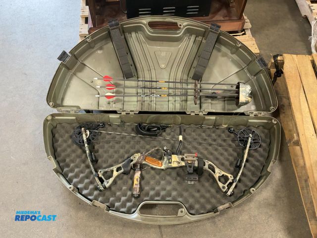 Lot 2-74948 - Browning Illusion Bow &amp; Arrows with Case.
