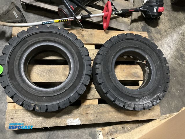 Lot 2-23022 - Solideal Xtreme 7.00-12 heavy-duty solid resilient Tire