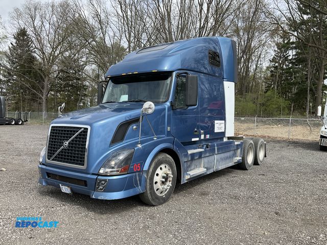 Lot 2-61364 - 2012 Volvo VNL 6x4 Semi Truck