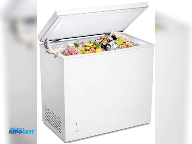 Lot 2-95142 - Kismile D58200H-HITE-KSZ Chest Freezer White chest freezer 32.17W x 21.97D x 33.46H