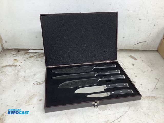 Lot 2-74303 - 5 Japanese kitchen knife set with wooden storage box