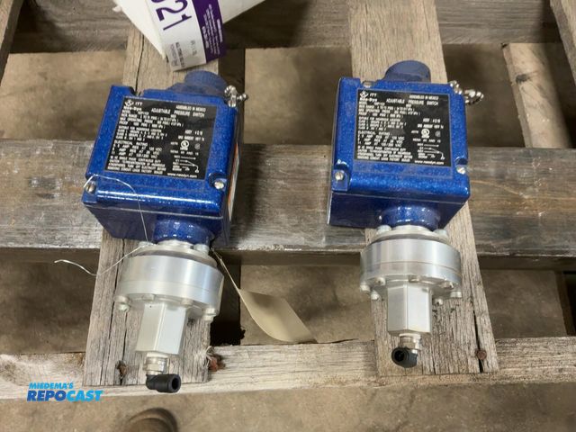Lot 2-34521 - (2) Neo-Dyn Adjustable Pressure Switches, Model 100P11C5, 600 PSIG Max Operating Pressure
