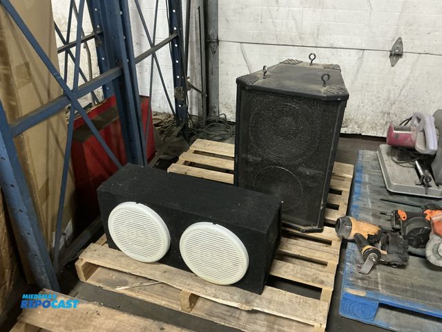 Lot 2-76974 - Lot of (2) speakers including a Panasonic speaker system model#WS-T212 serial#932923248 and a double...