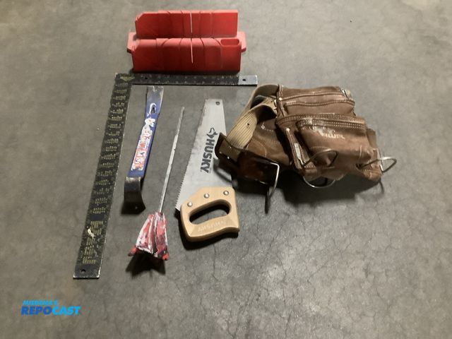 Lot 2-33664 - carpenter tools - Leather tool belt