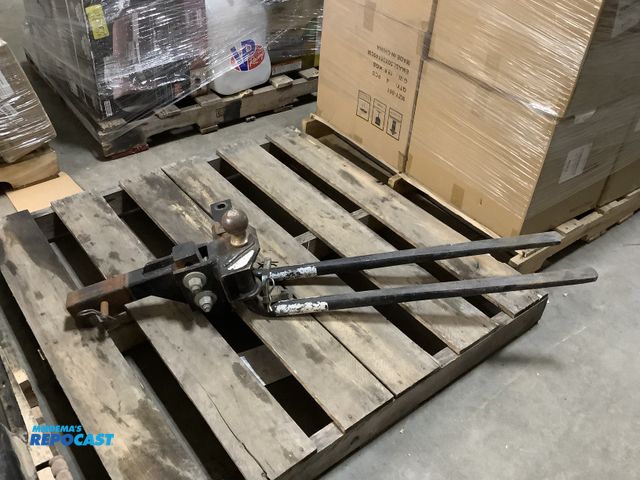 Lot 2-92306 - Trailer hitch with sway bars attached 1000lb max
