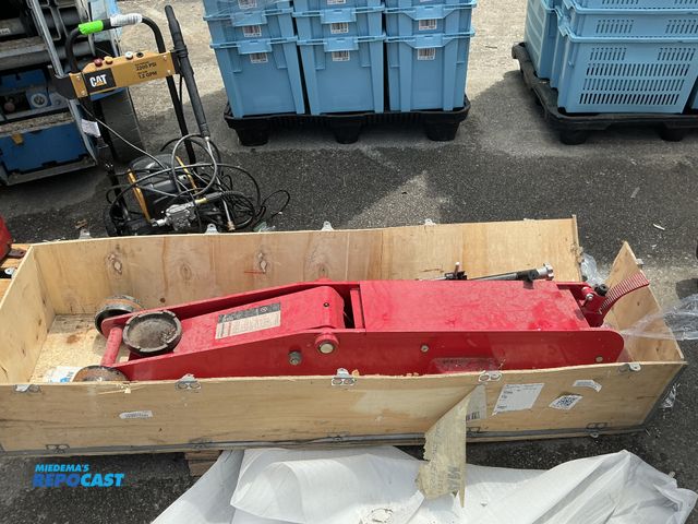 Lot 2-91056 - Steelman 10 ton long chassis service jack model#JS647510