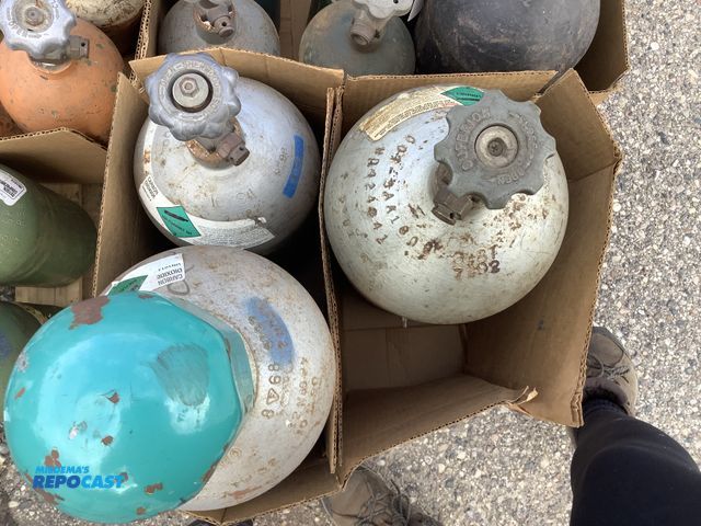 Lot 2-33649 - Lot of (3) carbon dioxide tanks in various different sizes
