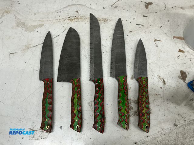 Lot 2-92133 - 5-piece Collectible Kitchen Knife Set