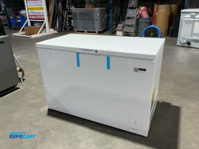 Lot 2-55870 - Scratch & Dent Frigidaire  FFCL1562AW Chest Freezer