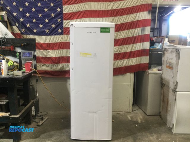 Lot 2-59206 - New Scratch & Dent Hamilton Beach freezer Upright Freezer garage ready
has shelves and drawers