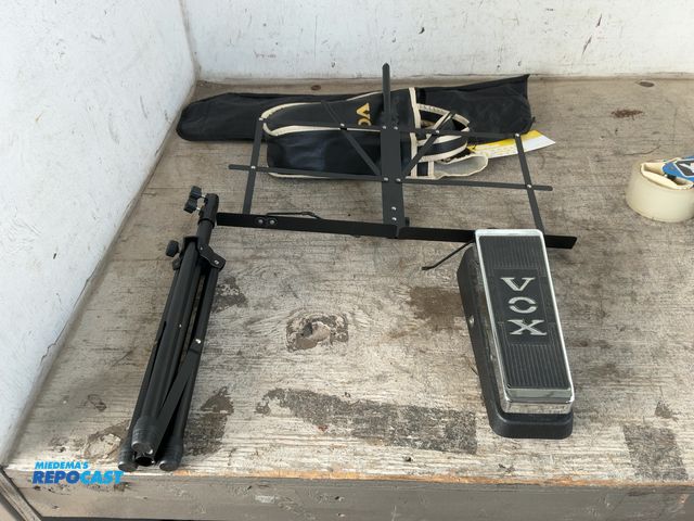 Lot 2-55616 - Vox Wah foot pedal and a collapsible music stand. Pedal is untested. All proceeds go to Helen Devos ...