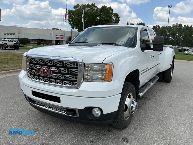 Lot 2-95913 - 2013 GMC Sierra 3500 Denali Crew Cab Long Box Pickup Truck 4x4