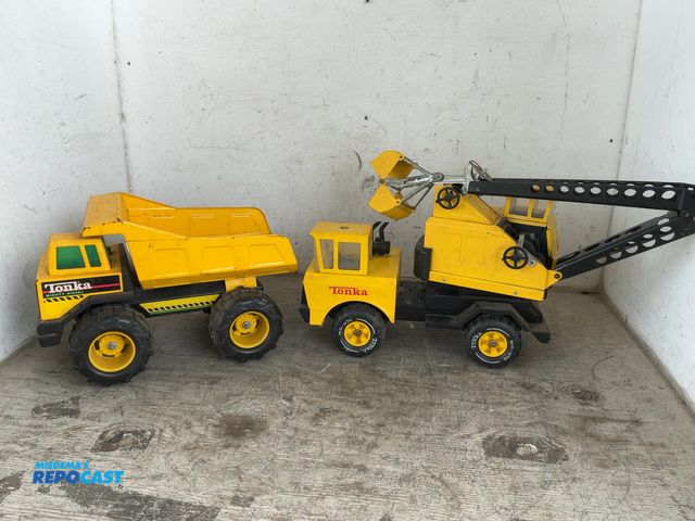 Lot 2-75060 - Lot of (2) tonka trucks, a dump truck and a digger crane