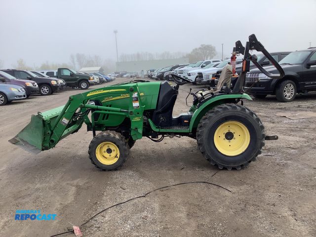 Lot 2-92001 - John Deere 2520 Loader Tractor